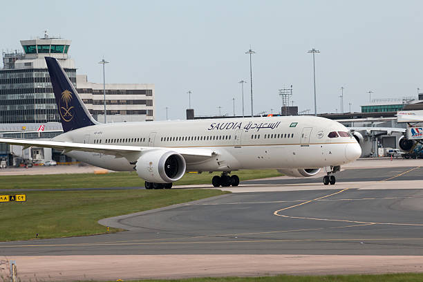 boeing 787 di saudia - commercial airplane finance airplane private airplane foto e immagini stock