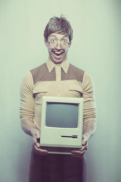 goofy aufgeregt tragen nerdy it computer kerl - nerd technology old fashioned 1980s style stock-fotos und bilder