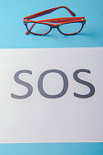 wort-sos-auf-papier-geschrieben.jpg?b=1&