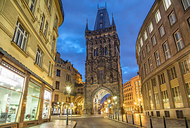 порошковая башня - средневековые готические городские ворота в праге - prague europe czech republic night стоковые фото и изображения