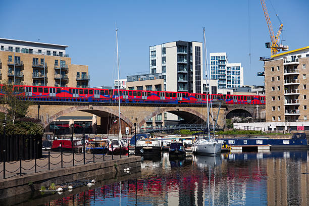 trem dlr passa sobre o viaduto - docklands light railway - fotografias e filmes do acervo