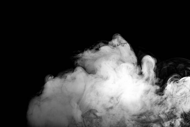 a fumaça da cor cinza abstrata se isola no fundo da cor preta. - smoke condensation fumes isolated - fotografias e filmes do acervo