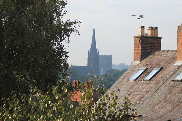 террасы на крыше и собор в честере, великобритан�ия - chester england church cathedral tower стоковые фото и изображения