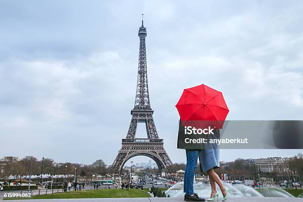 Coppia Che Si Bacia Dietro Lombrello A Parigi - Fotografie stock e altre immagini di Parigi - Parigi, Relazione di coppia, Viaggio