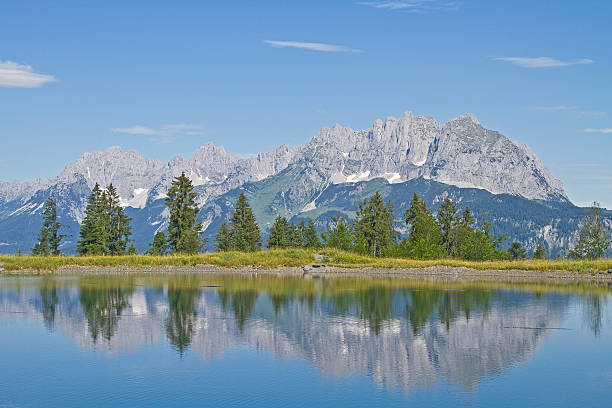 vue sur les montagnes wilder kaiser - ackerlspitze photos et images de collection