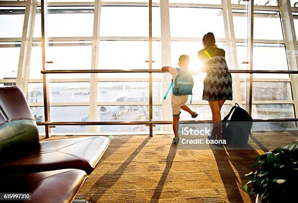 出発を待っている空港で母と息子 - 空港のストックフォトや画像を多数ご用意 - 空港, 家族, 子供