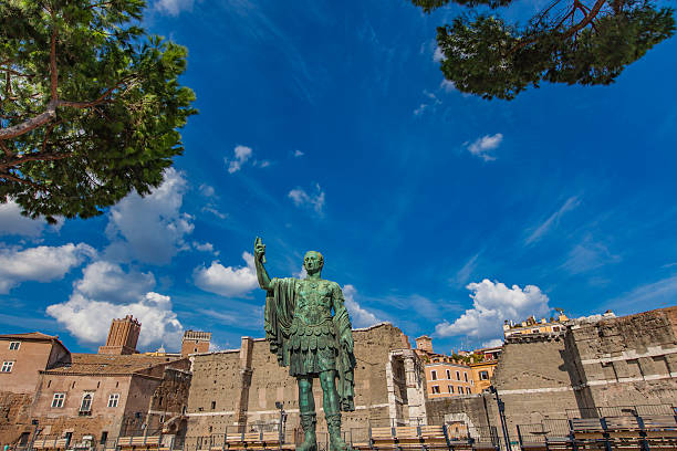 고대 트라잔 앞 줄리어스 시저 동상 - julius caesar augustus caesar statue rome 뉴스 사진 이미지