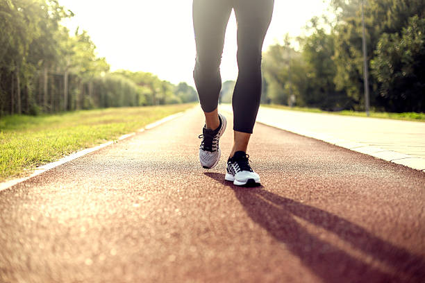 courir sur les pistes - walking towards photos et images de collection