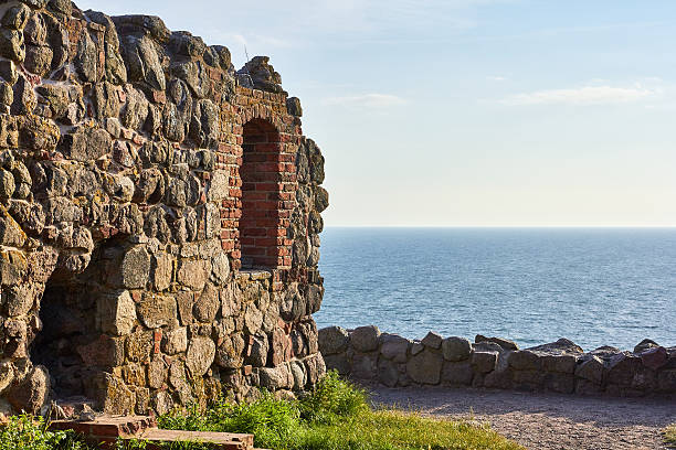 mur de ruine du château de hammershus - hammershus bornholm island denmark island photos et images de collection