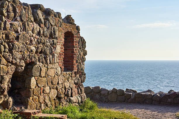 стена руины замка hammershus - hammershus bornholm island denmark island стоковые фото и изображения