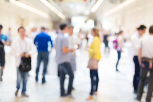 abstrakcyjne zamazane osoby towarzyskie podczas przerwy na kawę na konferencji biznesowej. - defocused crowd blurred motion business zdjęcia i obrazy z banku zdjęć