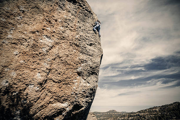 femme grimpant sur le rocher - mountain climbing rock climbing adventure incentive photos et images de collection