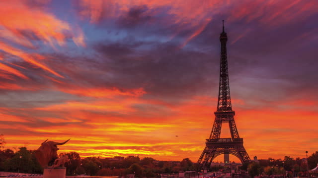 4K timelapse of Paris at sunrise with Trocadero gardens