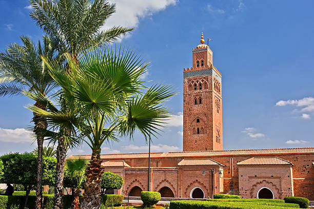 mezquita de koutoubia en el barrio de la medina del sudoeste de marrakech - marrakech fotografías e imágenes de stock
