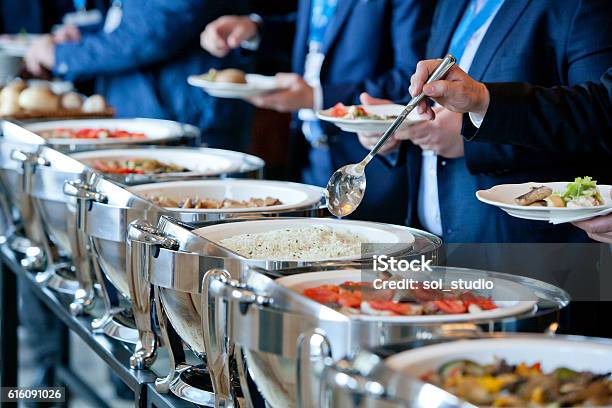 Gente En Un Banquete Foto de stock y más banco de imágenes de Bufé - Bufé, Negocio corporativo, Acontecimiento