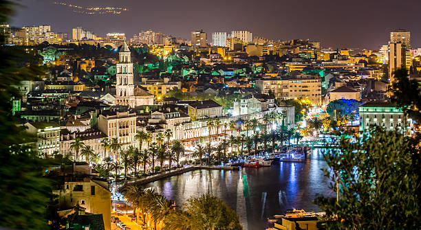 paysage urbain de la ville de split. - diocletian photos et images de collection