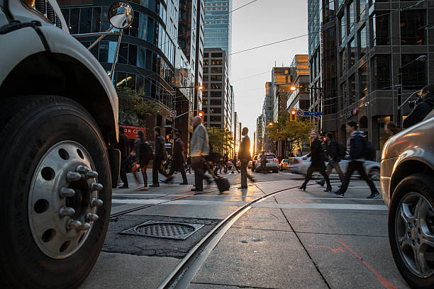 pessoas na travessia de rua em toronto, canadá - toronto street canada city - fotografias e filmes do acervo