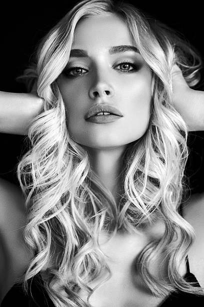 아름다운 젊은 여자 사진 - sensuality blond hair women beauty 뉴스 사진 이미지