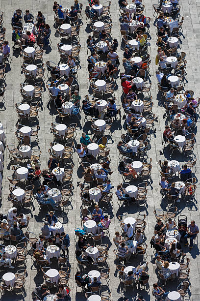 tables de café, venise - travel outdoors tourist venice italy photos et images de collection