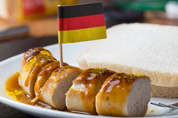 currywurst mit deutscher flagge - currywurst stock-fotos und bilder