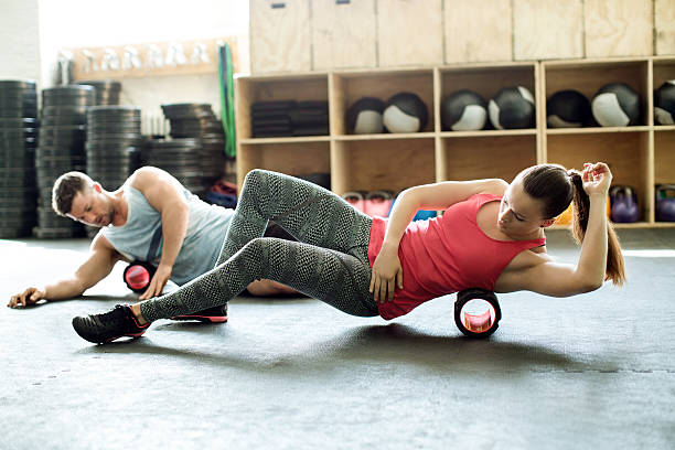 지원 롤러를 사용하여 체육관에서 사람들 - body building gym human muscle effort 뉴스 사진 이미지