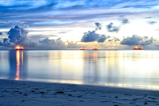 hermosa puesta de sol en la isla de saipán. - saipan fotografías e imágenes de stock