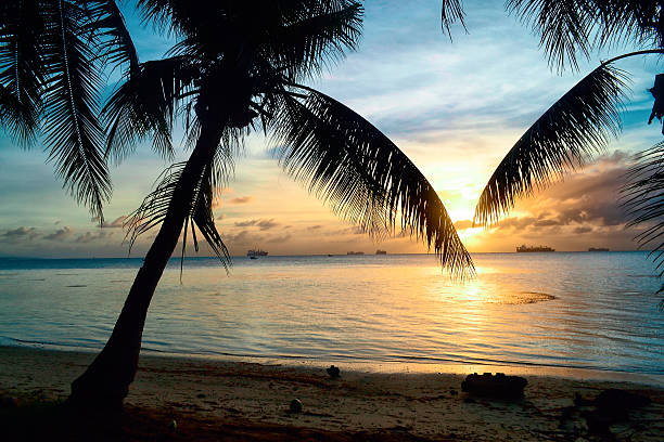 hermosa puesta de sol en la isla de saipán. - saipan fotografías e imágenes de stock