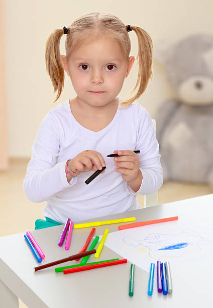 istock The girl draws with markers 616131066