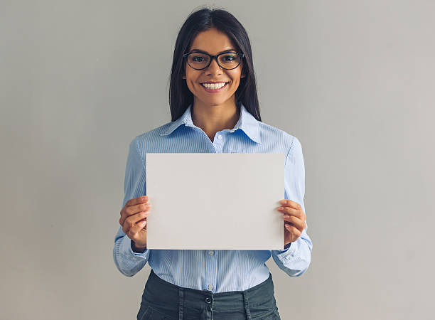 hermosa joven mujer de negocios - billboard businesswoman business confidence fotografías e imágenes de stock