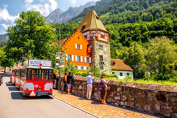 casa roja en liechtenstein - editorial tourist travel destinations bus fotografías e imágenes de stock