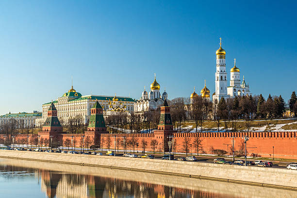 panorama del cremlino di mosca nella giornata di sole, russia - moscow russia russia river panoramic foto e immagini stock