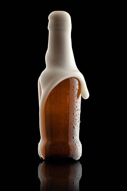 botella de cerveza con suds - desbordar fotografías e imágenes de stock