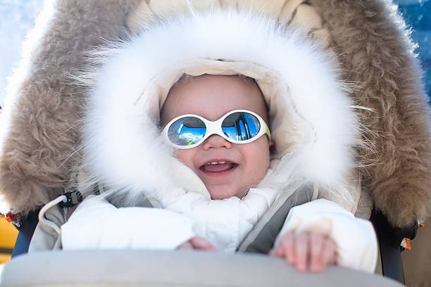 bebê menino nas montanhas - winter child coat baby girls - fotografias e filmes do acervo