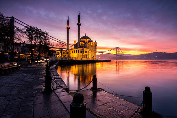 놀라운 썬라이즈 at 오르타쾨이 사원, 이스탄불 - ortakoy mosque bridge bosphorus istanbul 뉴스 사진 이미지