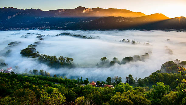 neblina no vale do rio adda - river adda - fotografias e filmes do acervo