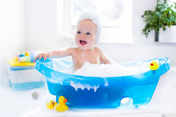 poco dulce bebé tomando un baño - shower child shampoo washing fotografías e imágenes de stock