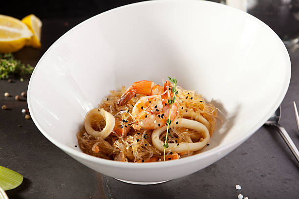 с лапшой и морепродуктами - crystal noodles стоковые фото и изображения