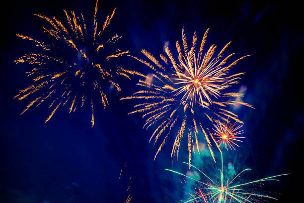 bellissimo fuoco d'artificio colorato di notte - firework display pyrotechnics celebration fourth of july foto e immagini stock