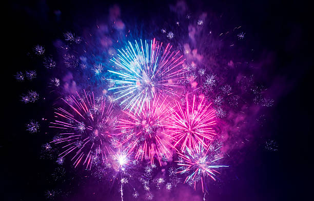 bellissimo fuoco d'artificio colorato di notte - fireworks foto e immagini stock