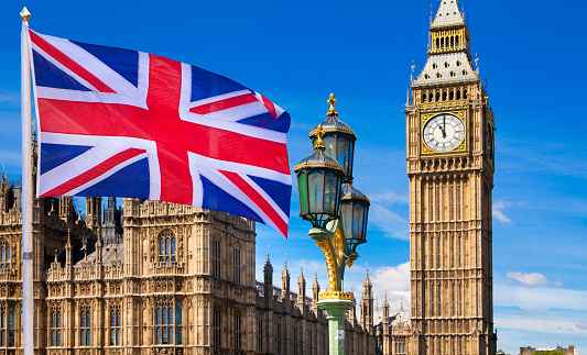 Bandera británica, el Gran Ben y casas del parlamento. Londres photo