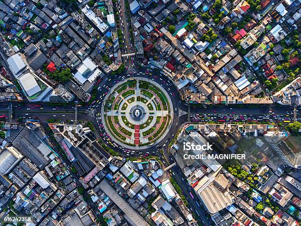 バンコクタイの車のロットと道路のラウンドアバウト交差点 - 空撮のストックフォトや画像を多数ご用意 - 空撮, 都市, 円形交差点