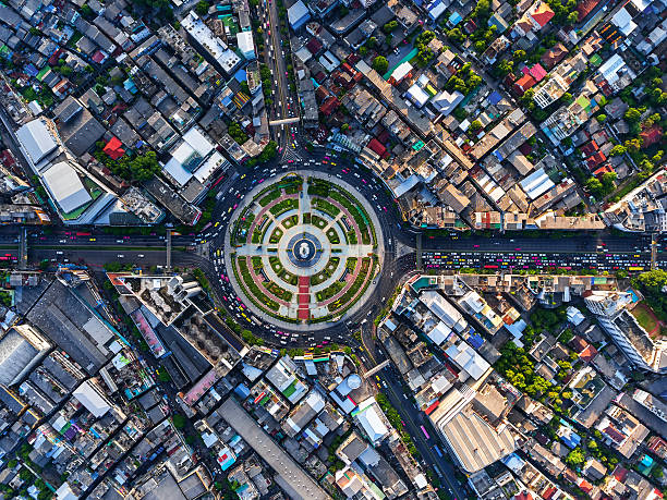 road roundabout with car lots in bangkok,thailand. - 廣場 圖片 個照片及圖片檔