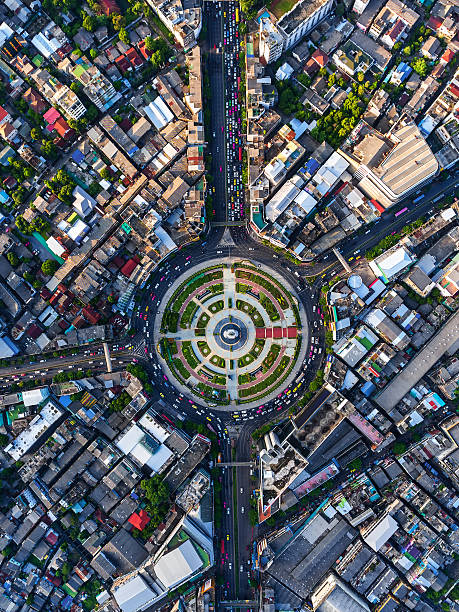 rond-point routier avec des parkings à bangkok, thaïlande. - traffic roundabout photos et images de collection