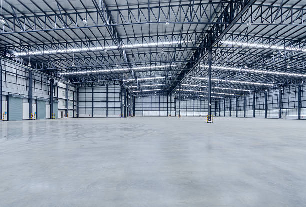 interior of empty warehouse - concrete building imagens e fotografias de stock