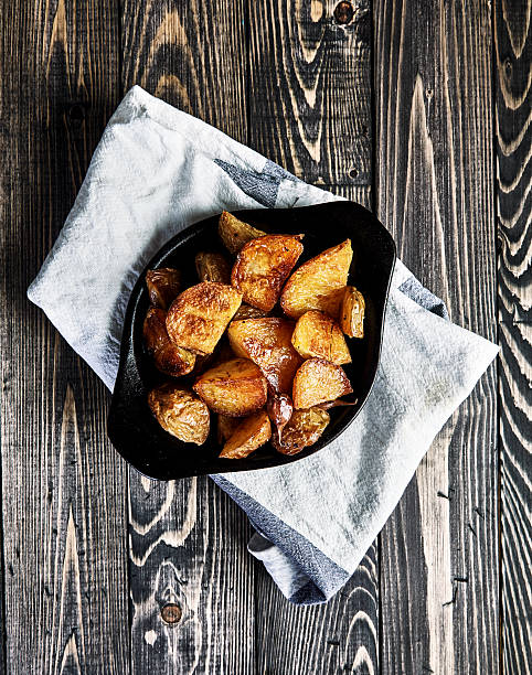 coins de pommes de terre au four à l’ail, garniture de noël - prepared potato oven roasted potatoes roasted photos et images de collection