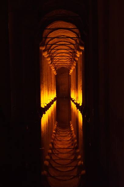 tunnel in flammen - istanbul yerebatan saray reflection turkey stock-fotos und bilder