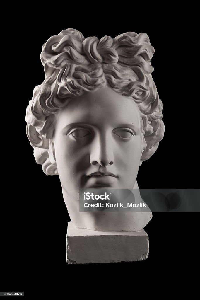 Statue en gypse de la tête d’Apollon sur fond noir - Photo de Statue libre de droits