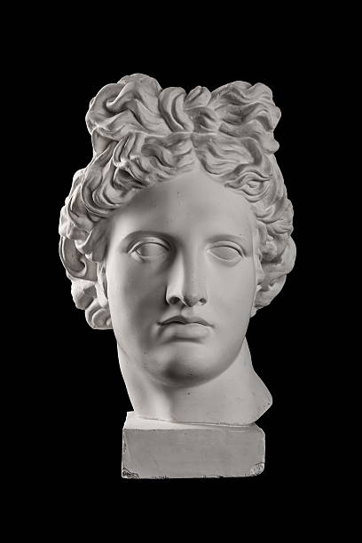 estátua de gesso da cabeça de apolo em um fundo preto - greek culture greek god statue classical greek - fotografias e filmes do acervo