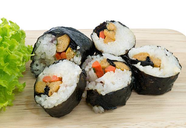 rolinhos de sushi vegetariano ou maki vegetal isolado em branco - appetizer asia carrot maki sushi - fotografias e filmes do acervo