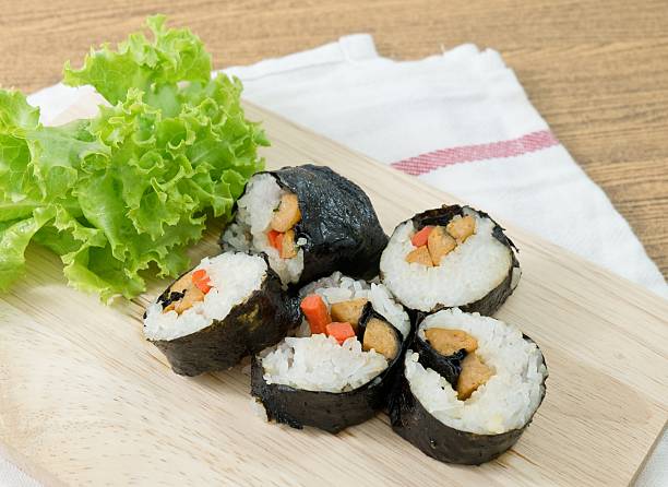 木の皿に野菜寿司ロールまたは野菜の巻き - appetizer asia carrot maki sushi ストックフォトと画像